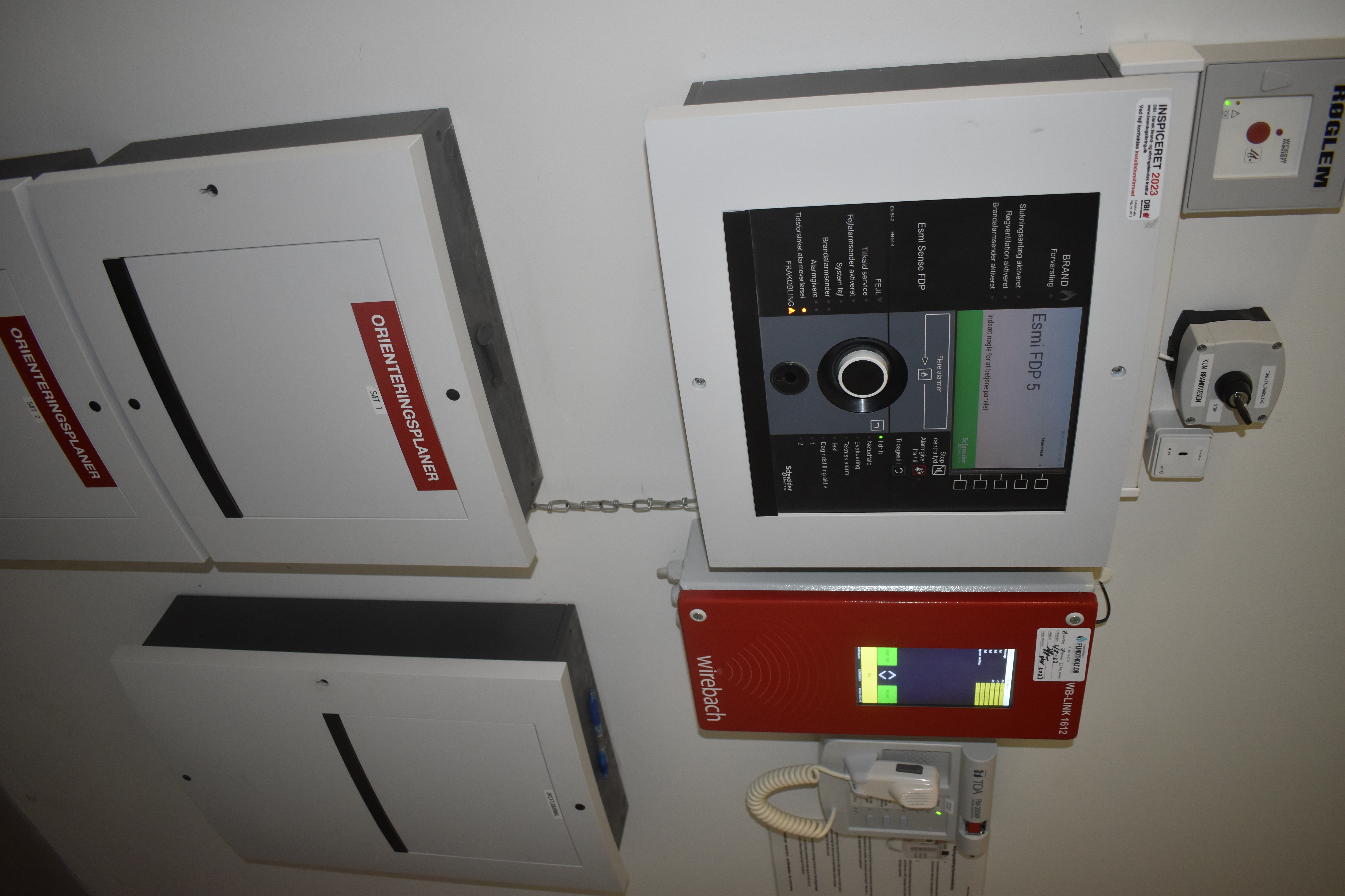 Datakabler i serverrack før færdigterminering.