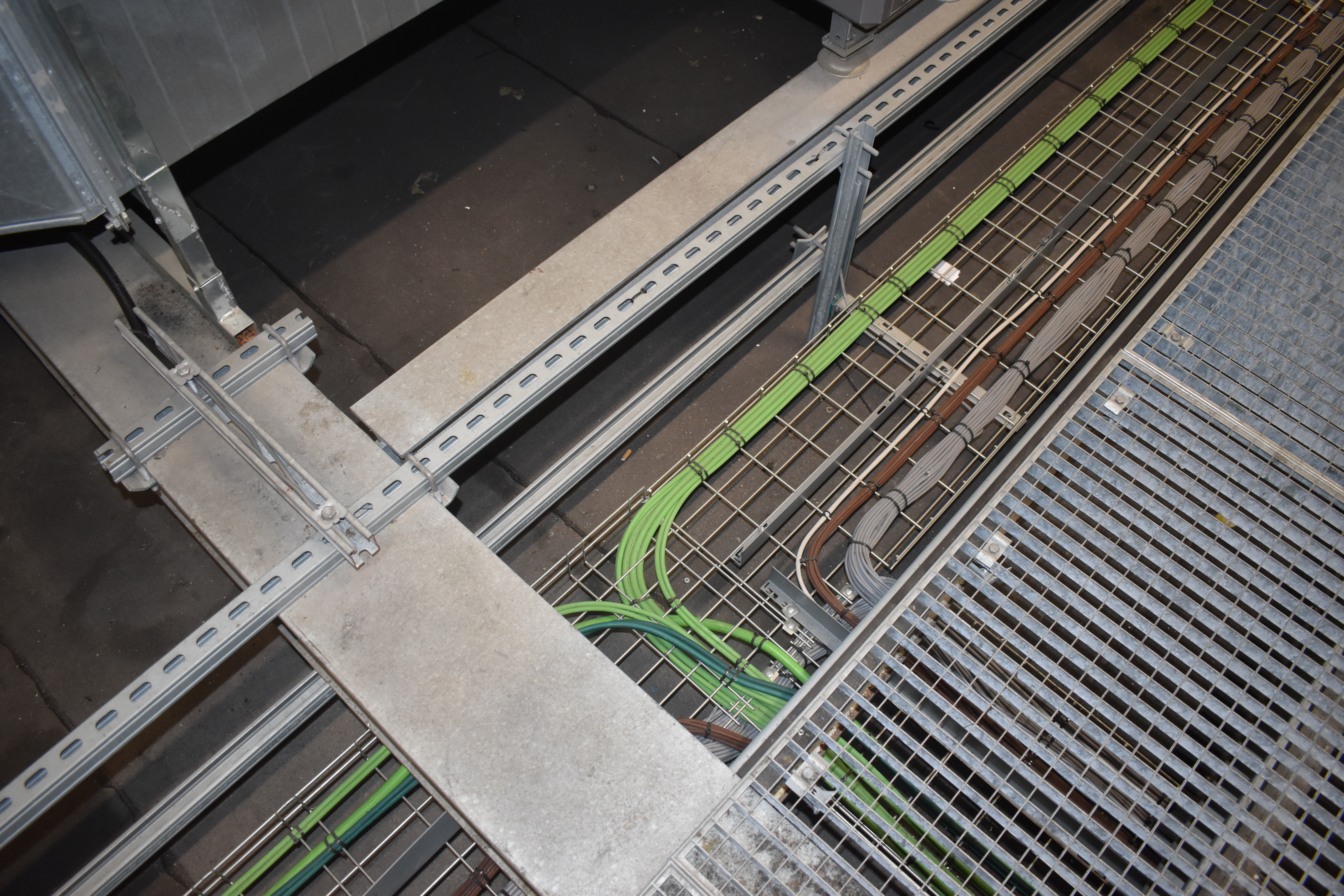 Detalje af kabelbakke med farvekodede kabler.