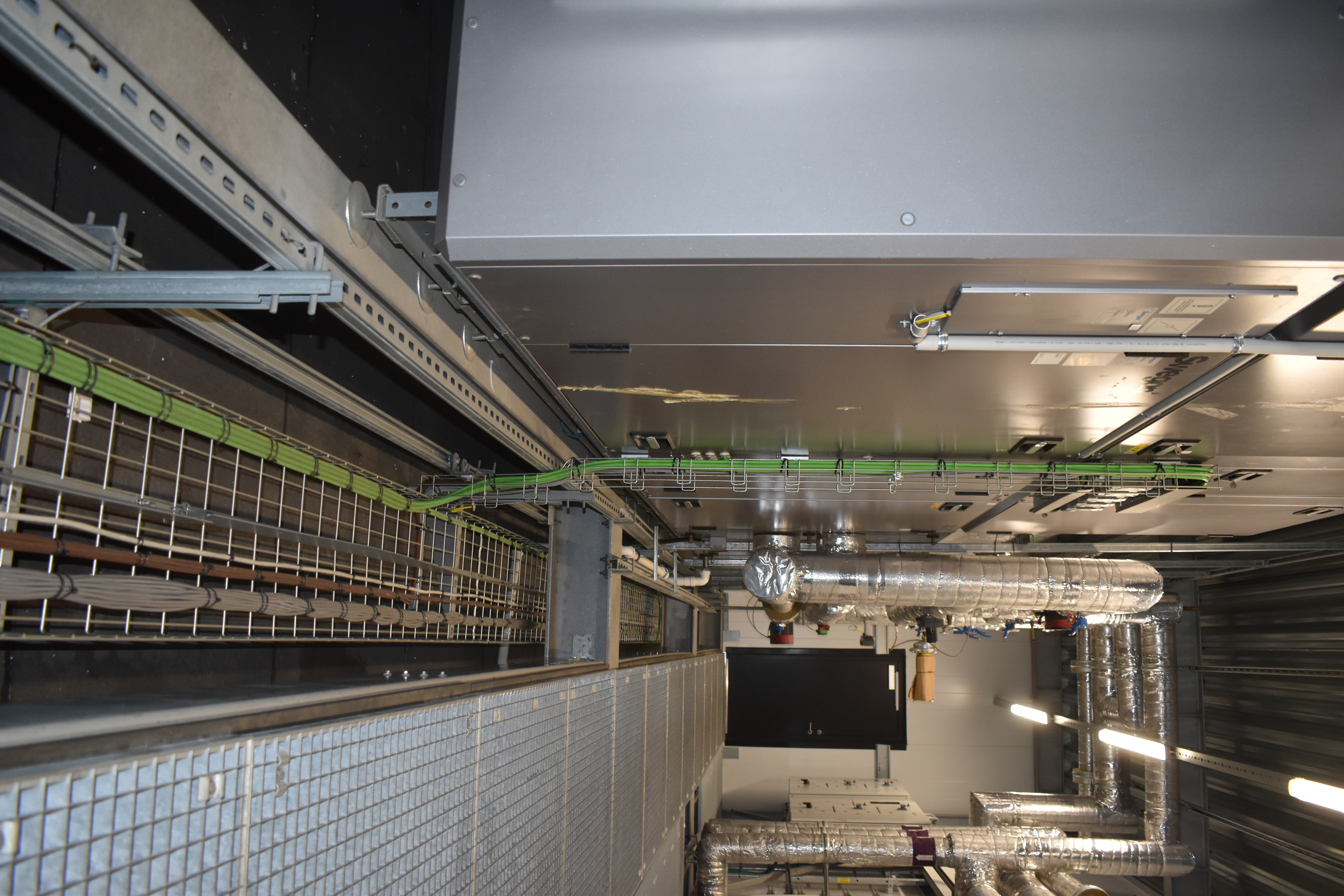 Kabler ført langs tagkant.