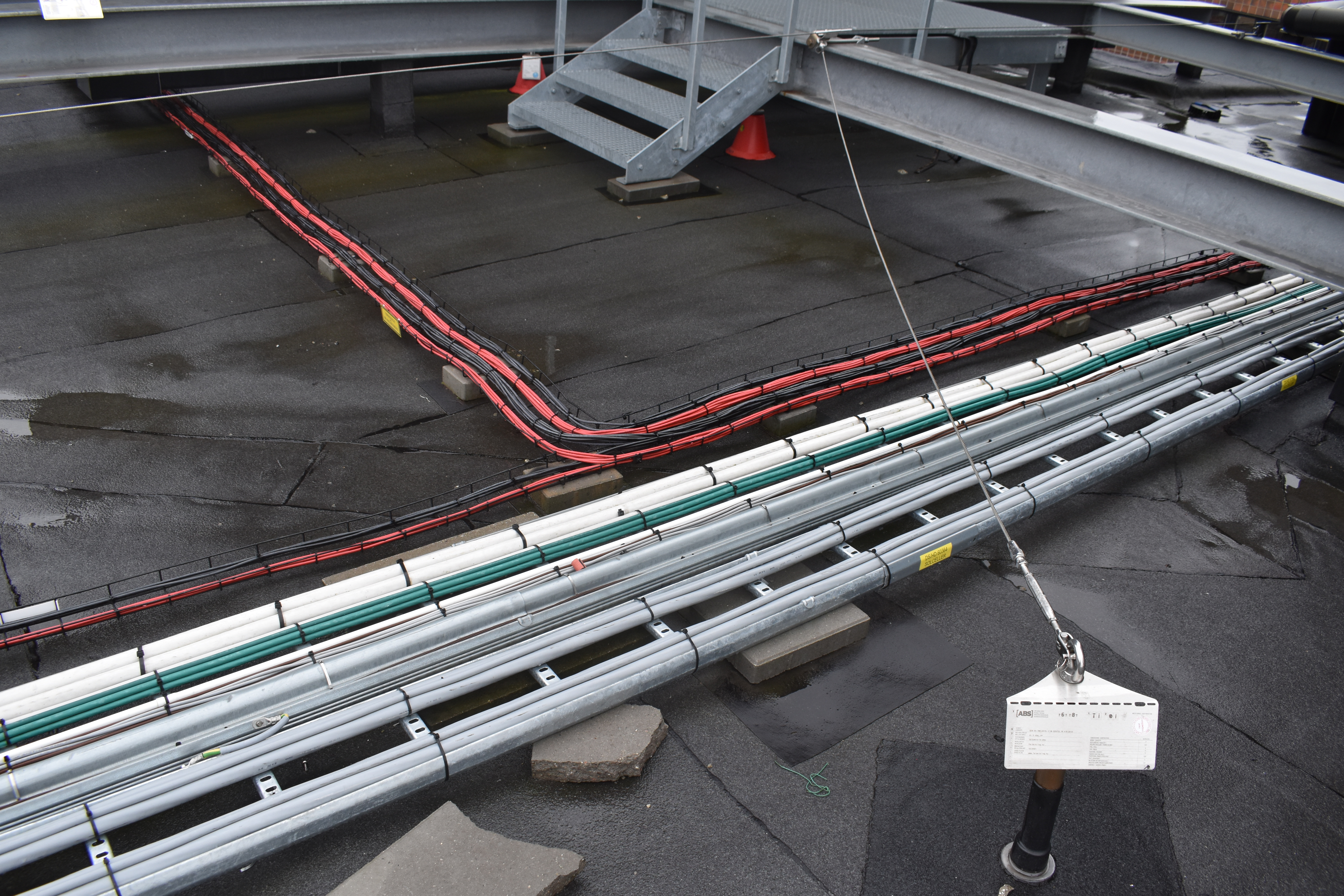 Montør inspicerer nyinstallerede solcellepaneler på taget.